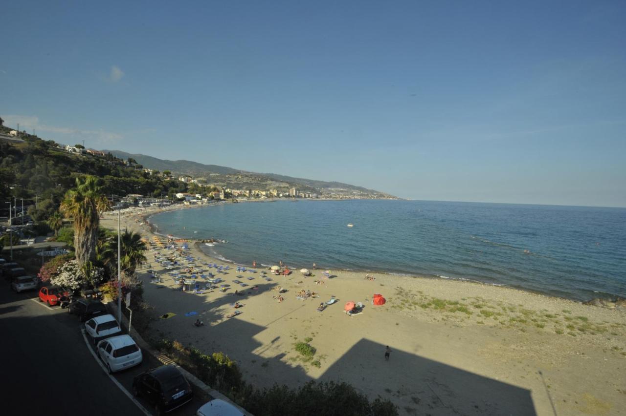 Albero Maestro On Bussana Seaside Apartment Sanremo Exterior foto